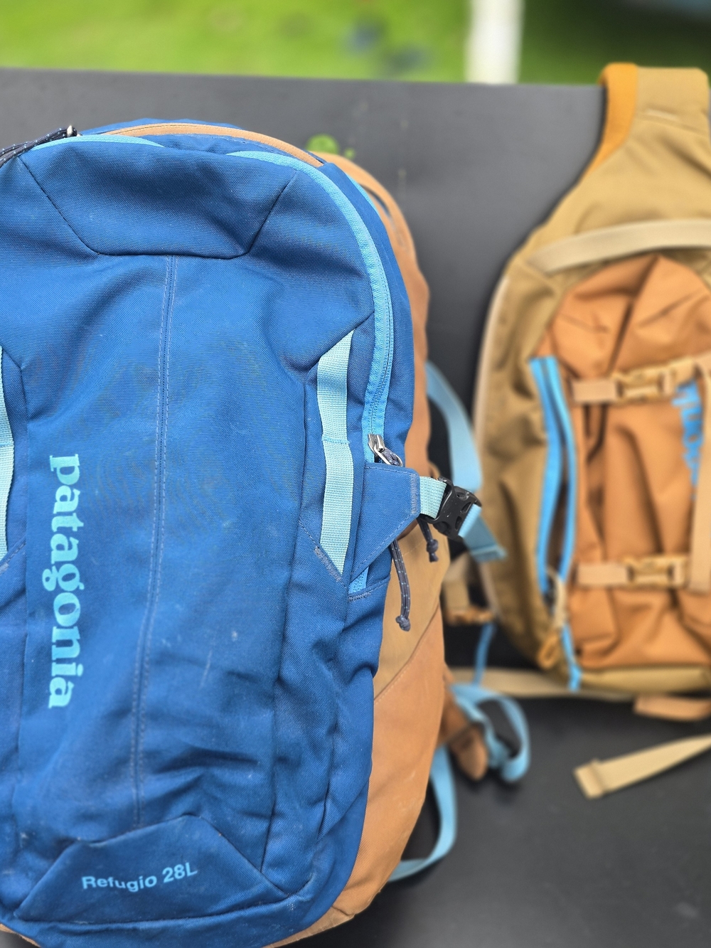 Patagonia Refugio 28L Atom 8  Backpack Crossbody Bundle  Blue/Tan